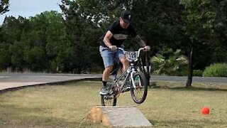 Ciclista falha salto de bicicleta com muito estilo!