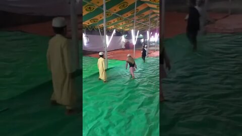 ছোট ছোট বাচ্চারা খেলা করছে
