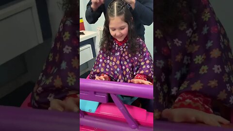 Dia de cortar e cuidar dos cachos da Juju! 🥰🥰 #cut #haircut #haircuts #curlyhair