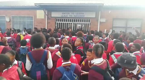 South Africa - Cape Town - Bloekombos closing near schools day 2 Protest (Video) (dFZ)