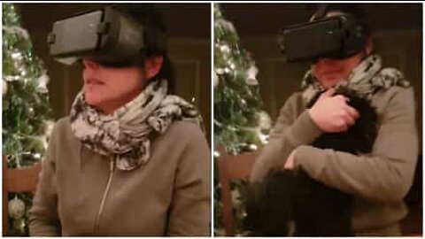 怯えながらバーチャルリアリティーのヘッドセットを初めて試す母親