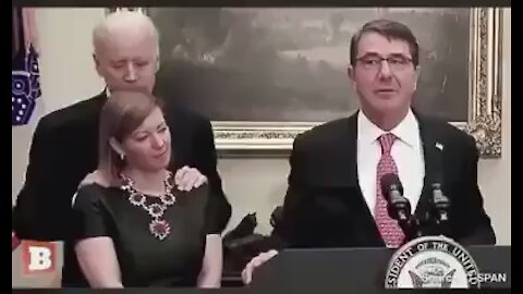 Γιά κοιτάξτε εδώ τον π@ρνόγερο..Βάζει χέρι σε μικρά παιδάκια!