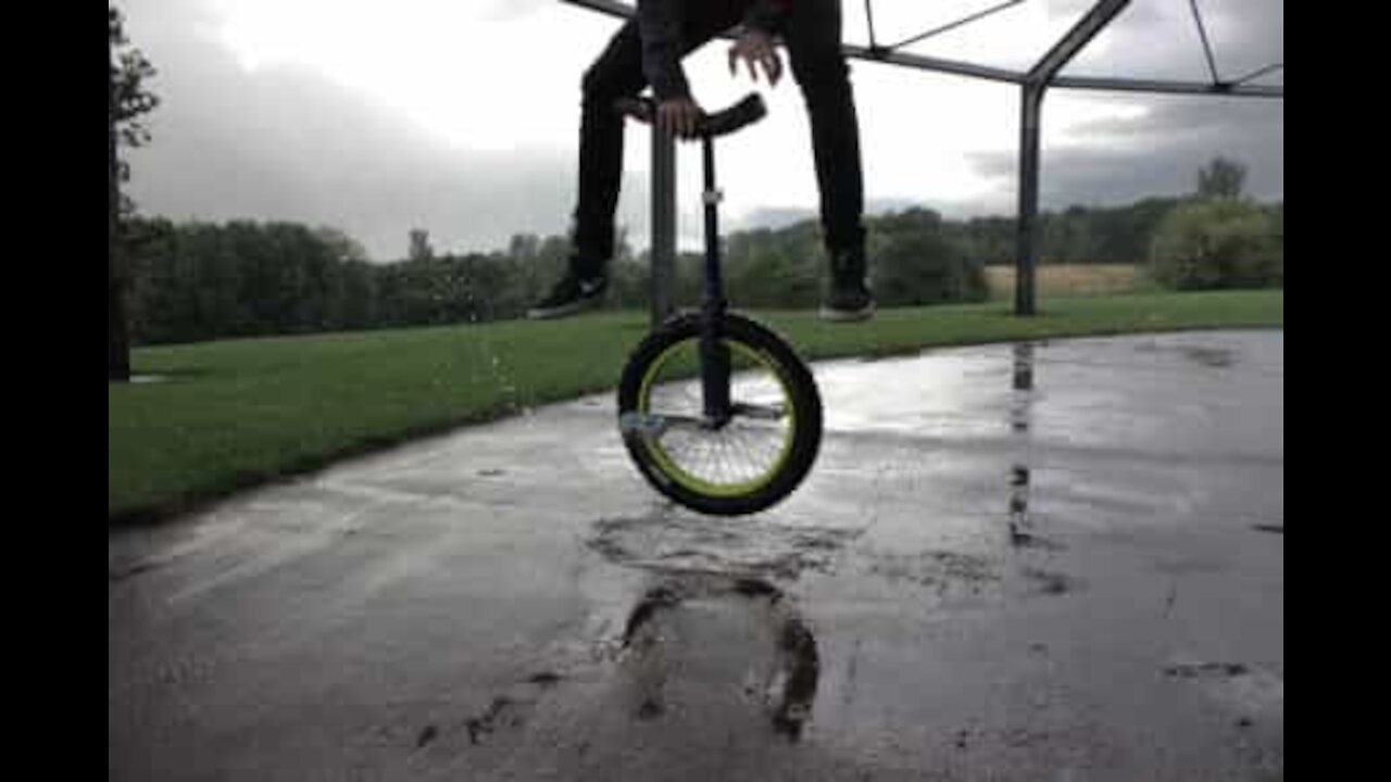 Ce couple repeint une pièce, perché sur un monocycle