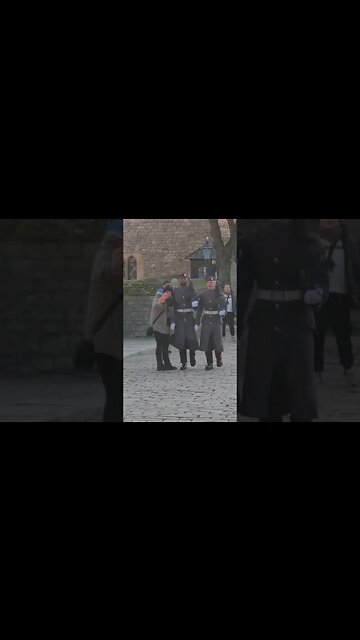 The kings guard walks right through tourist Make way #toweroflondon