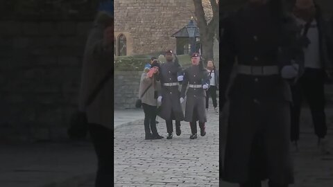 The kings guard walks right through tourist Make way #toweroflondon