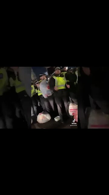 Crowds of unruly people attack & hurl trash at police in Trafalgar Square, central London