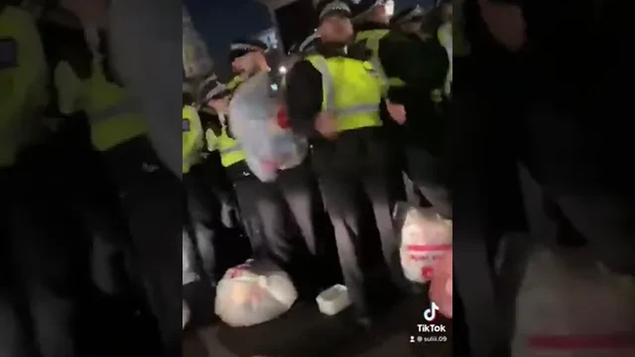 Crowds of unruly people attack & hurl trash at police in Trafalgar Square, central London