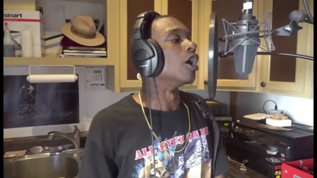 Huey Briss - In The Kitchen with No Jumper