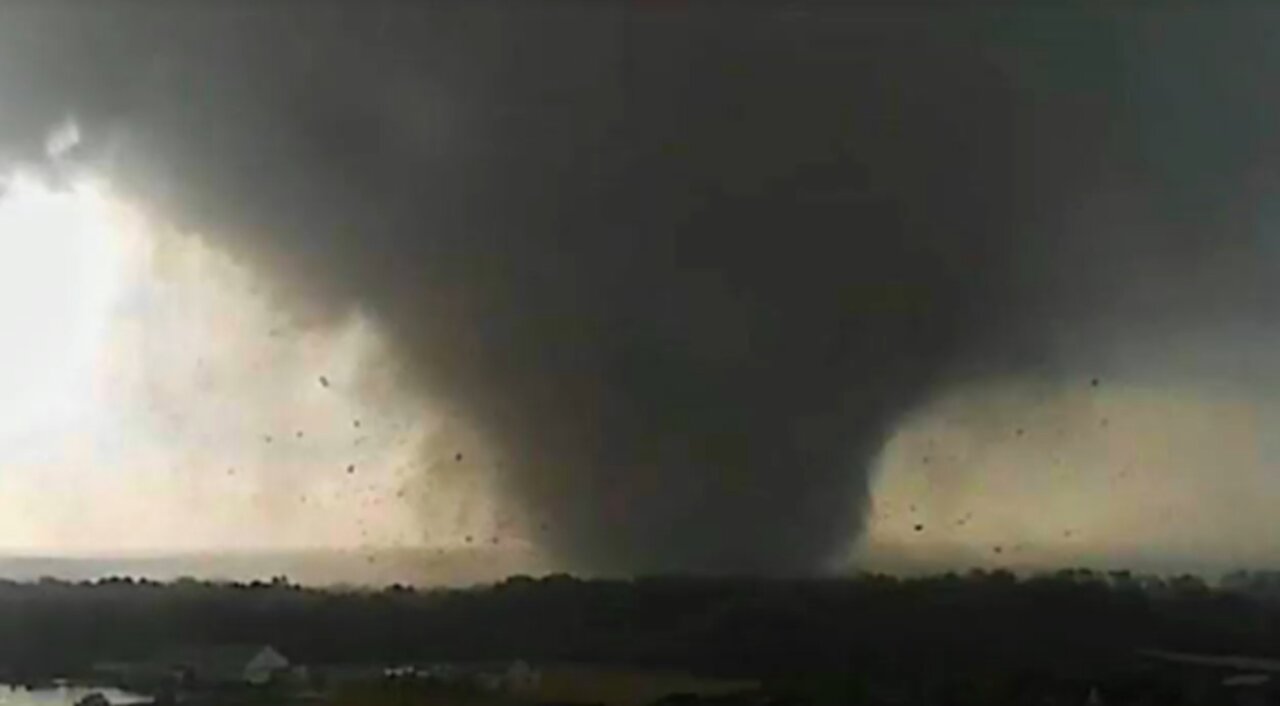 INCREDIBLE TORNADO HUGE CAUSE TERRIBLE DESTRUCTION