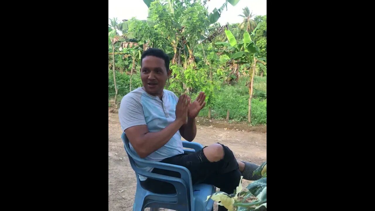 Él lleva vida del barrio y la hija de la vecina
