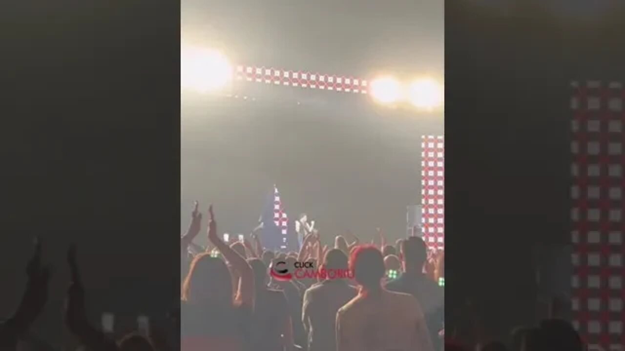 “Mito”, grita público no show do Zezé di Camargo em Balneário Camboriú