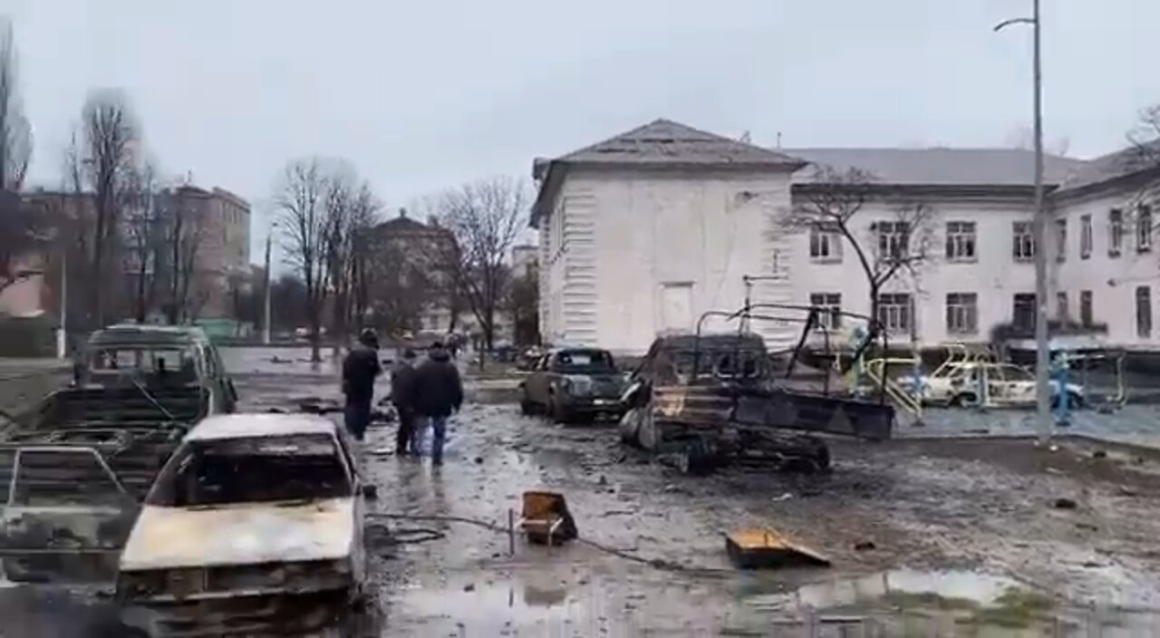 Images from #Mauripol , #Ukraine. #Rusia continues his bombings in residential & Civilian areas.