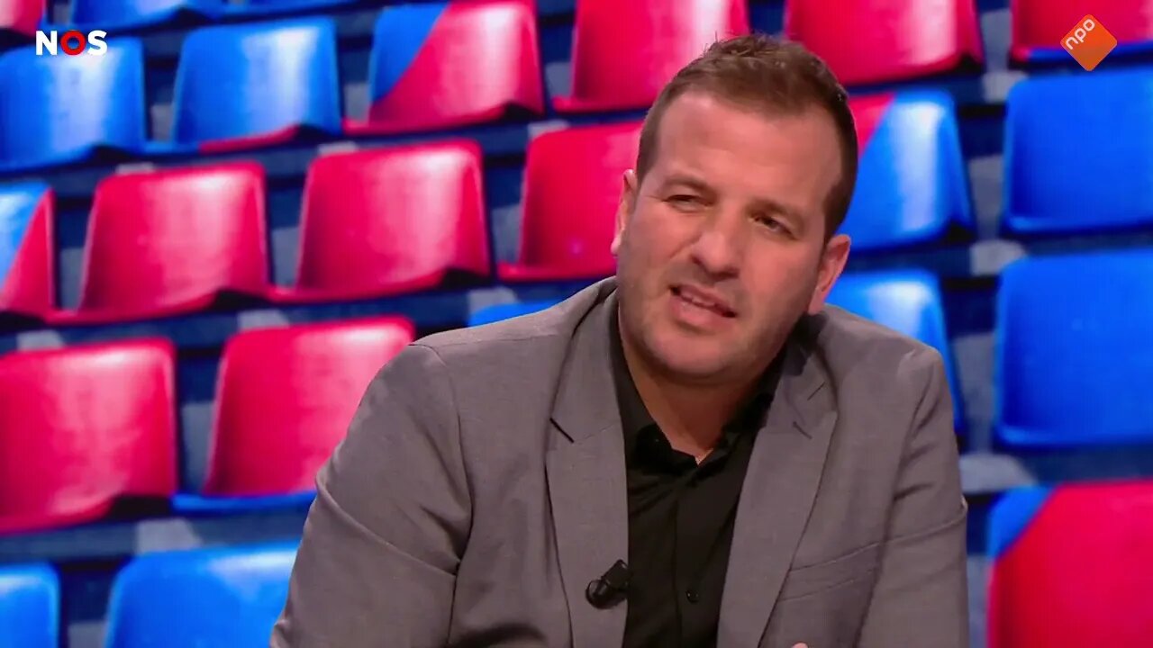 Volgens Rafael van der Vaart is er maar één oplossing: "Dit kan niet, je moet Vloet ontslaan"