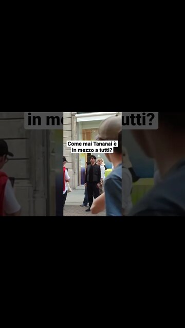 Come mai Tananai è in mezzo a tutti?