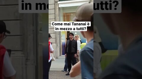 Come mai Tananai è in mezzo a tutti?