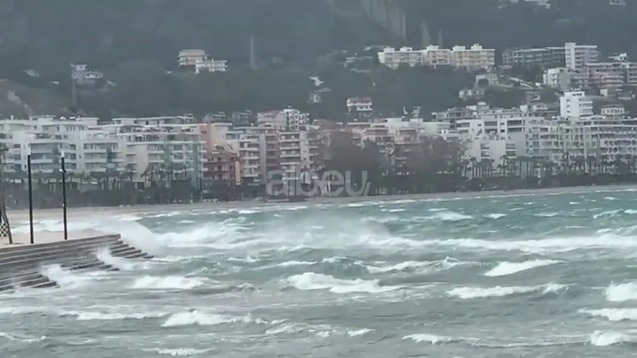Moti i keq trazon detin në Vlorë, pezullohen lundrimet për mjetet e vogla dhe anijet e peshkimit