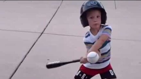 Menino adora jogar basebol desde bebé