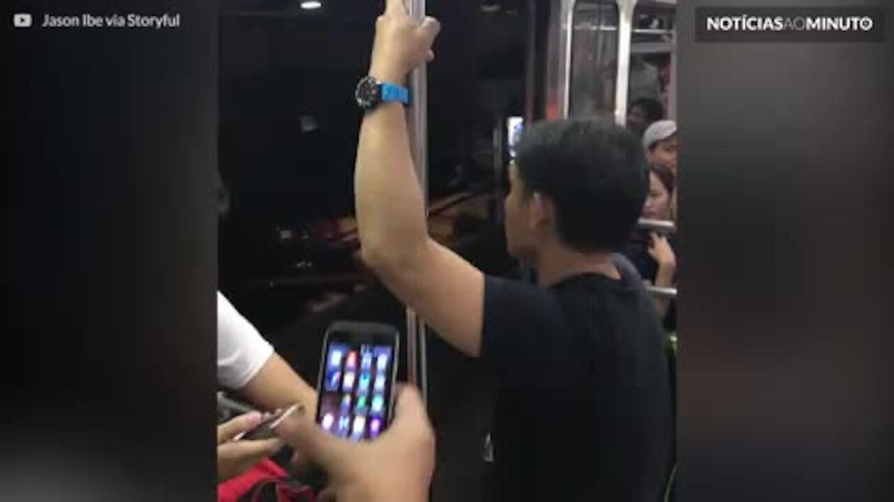 Pânico no metrô: portas não fecham ao sair da estação!