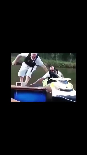 Dashcam Boating Fail: Gross imbalance 🚤😁