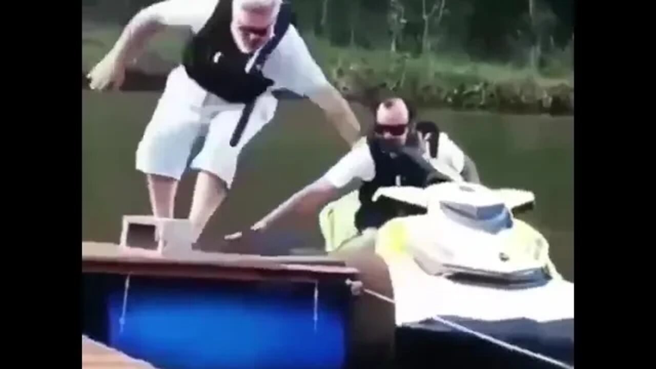 Dashcam Boating Fail: Gross imbalance 🚤😁