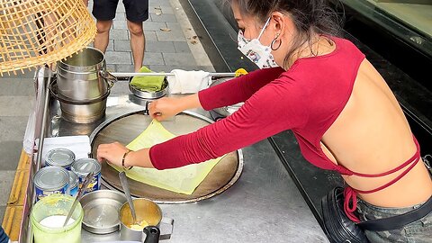 Amazing! The Most Popular Roti Lady in Bangkok - Sala Daeng BTS Station