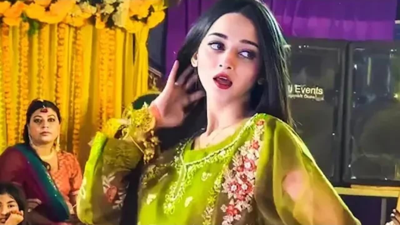 Mera dil ye pukare aaja Full video song🔥Pakistani Viral Dance Ayesha Mano🔥Tiktok viral Dance