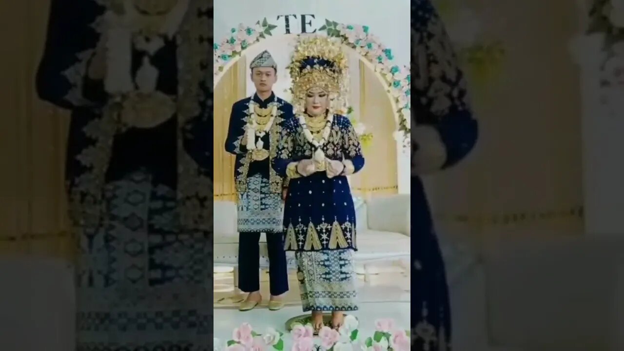 Tari Pagar Pengantin. oleh pengantin di iringi oleh penari.