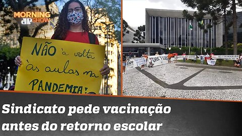 Professores protestam contra volta às aulas em SP