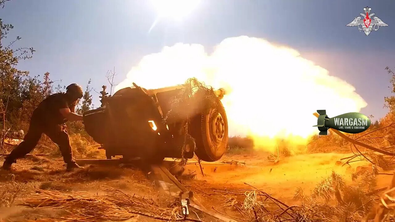 Russian D-30 howitzer in action at Krasny Liman