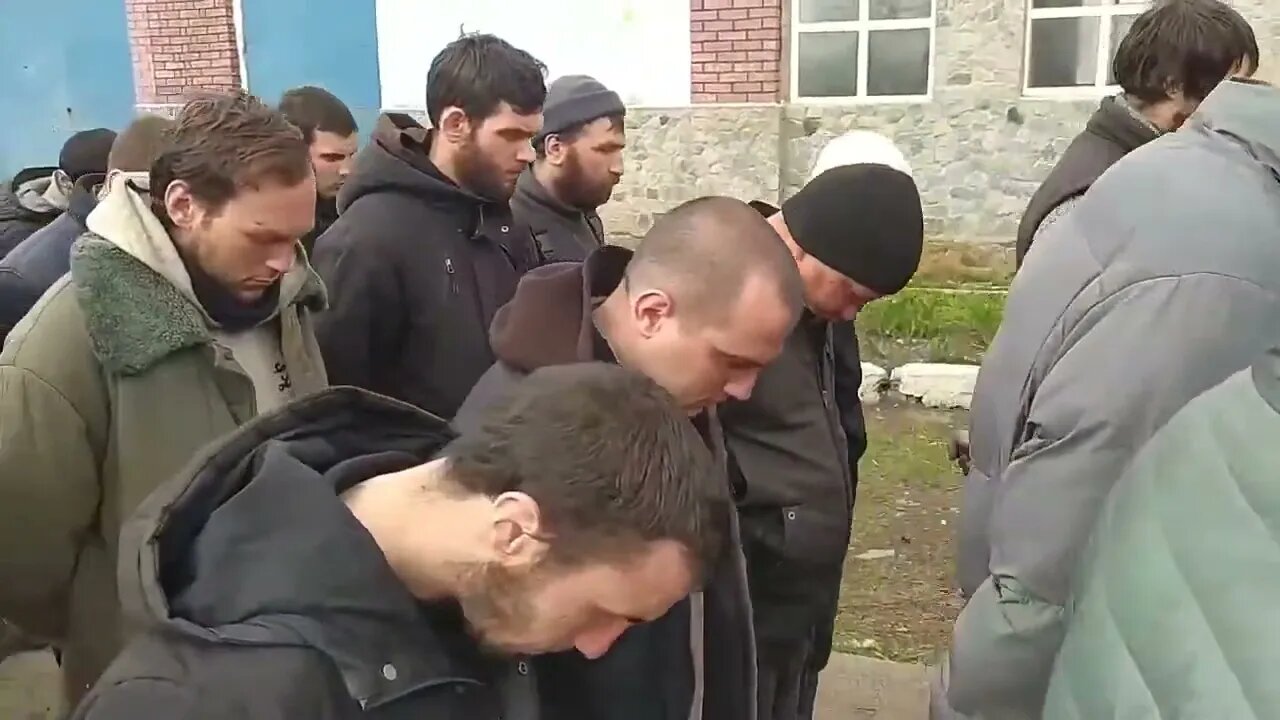 A large crowd of prisoners of the Armed Forces of Ukraine