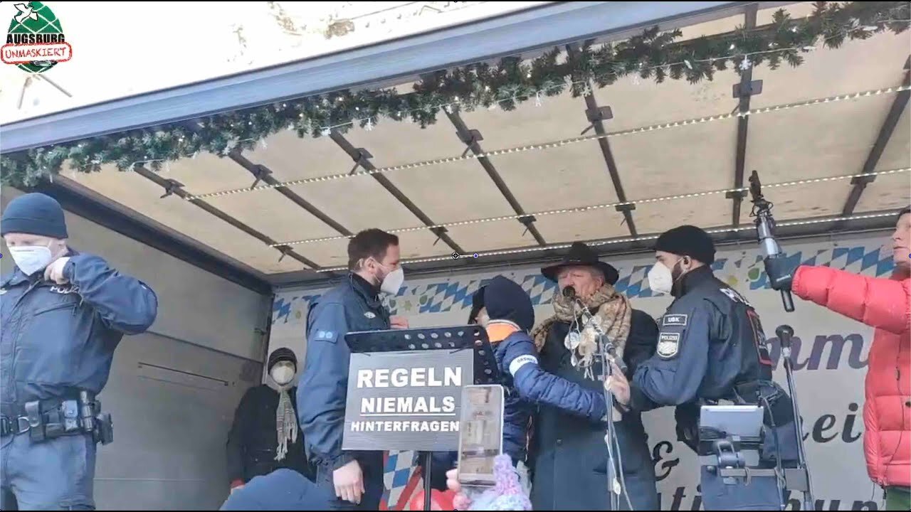 Ex-Polizist Hilz wird in München direkt beim Reden von der Bühne abgeführt beim "Demo-Fasching".