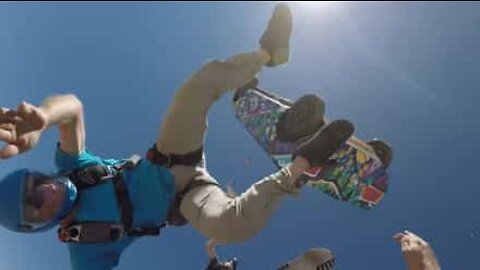 Vous avez déjà vu un saut en parachute avec une voiture?