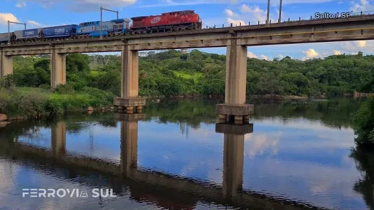 Trens carregados na ponte sobre o Rio Tietê, em Salto/SP