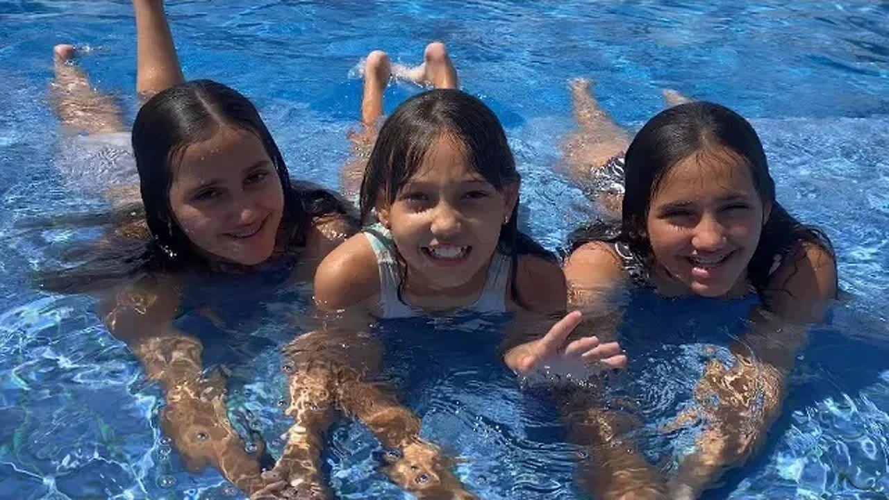 DANÇA DA CORDA NA PISCINA! 3 irmãs demais