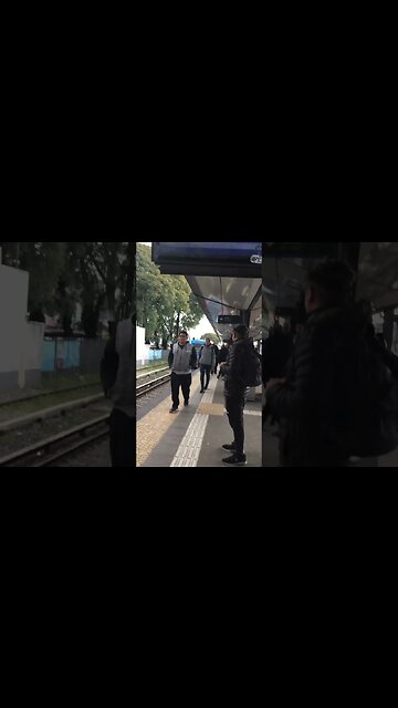 Agarraron a unos choreando y borrachos hasta la manija en el #trensarmiento estación liniers