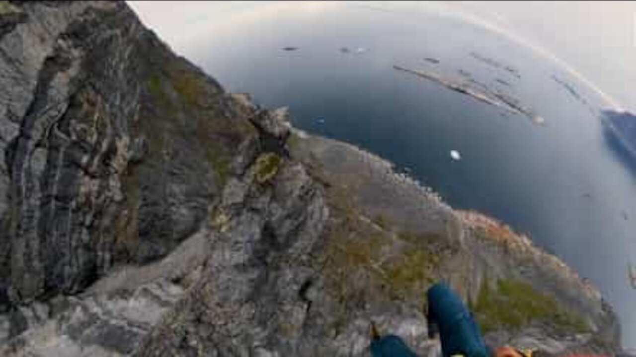 Il réalise un saut en BASE jump, au-dessus des baleines