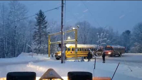 É assim que os autocarros de Maine retiram a neve