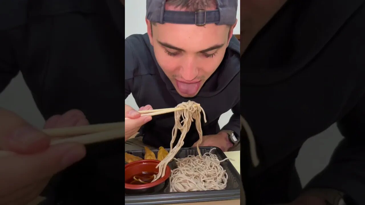 LUNCH AT A JAPANESE CONVENIENCE STORE 🤤