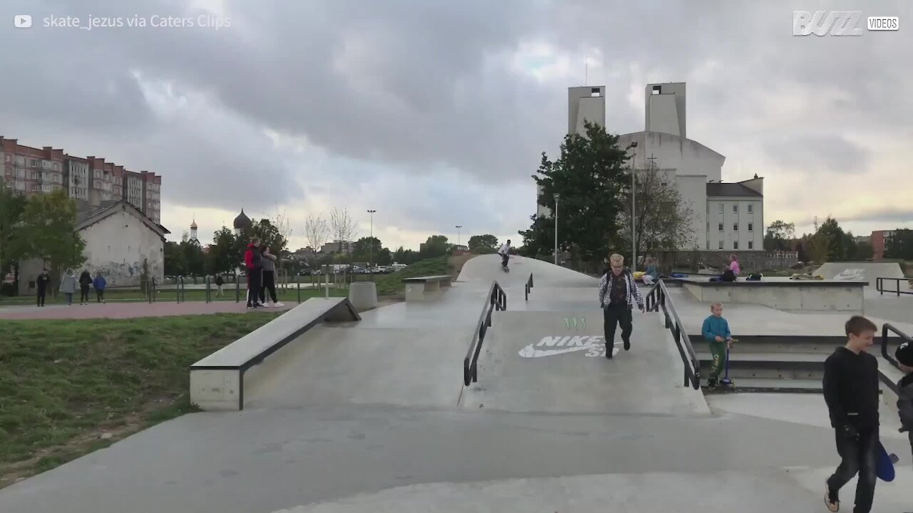 Un jeune skateur réalise l'impossible