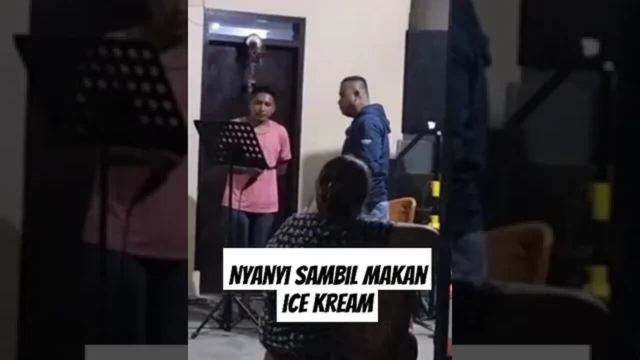 Nyanyi sambil makan Ice Kream