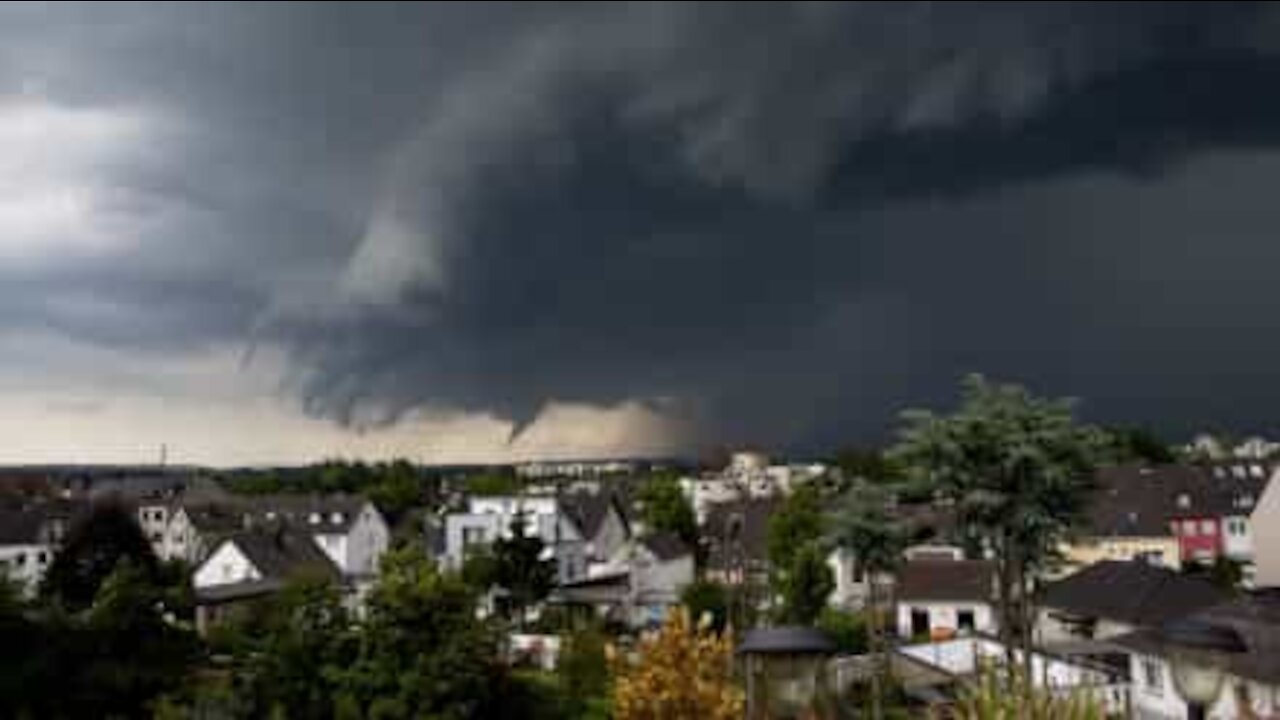 Terrifying: Louisiana man films tornado