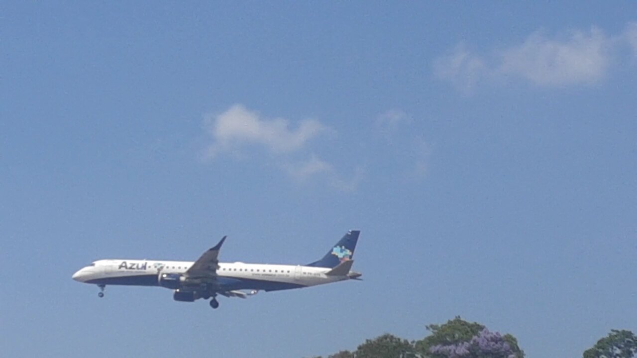 Embraer 195 PR-AYG on final approach coming from Santarém to Manaus