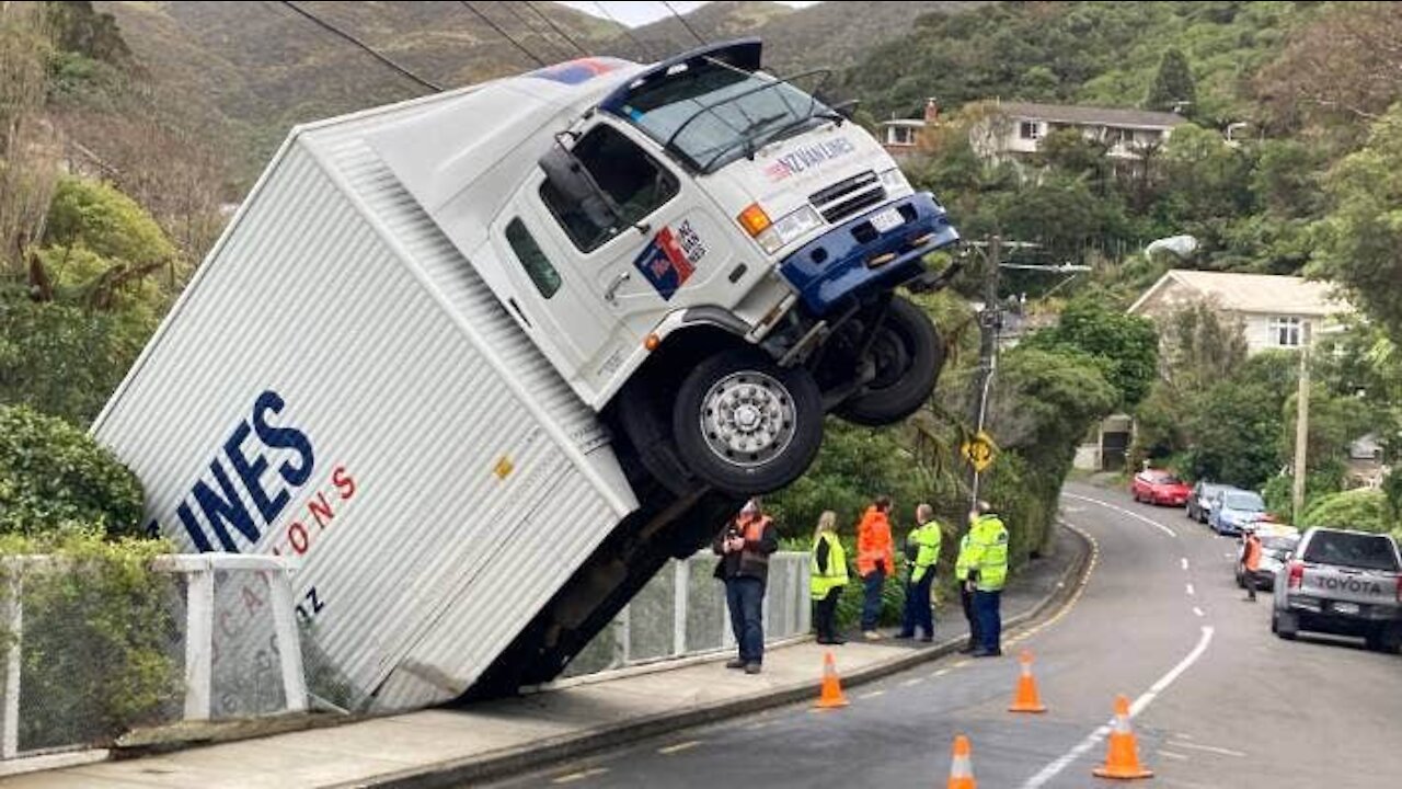 Top 10 Extreme Dangerous Idiots Truck Fails Compilation 2021 ! Crazy Heavy Equipment Drive skills