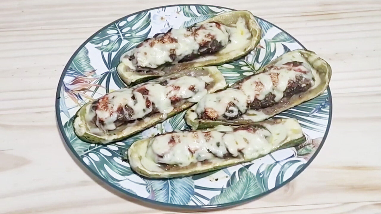 Zucchini stuffed with minced meat