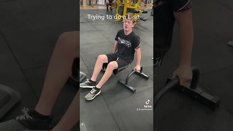 Trying to do a L-sit #gym #Calisthenics ￼