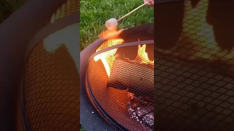Roasting Marshmallows 🤤 | #marshmallow #roasted #camping #fire #fyp #foodie #tasty #burnt