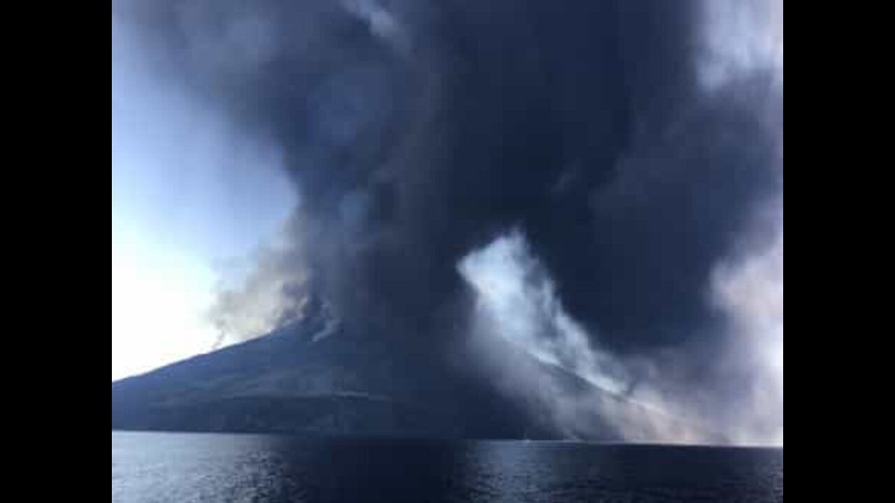 L'éruption du Stromboli prend ces touristes de court