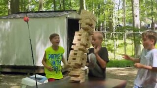 Menino leva com Jenga gigante na cara