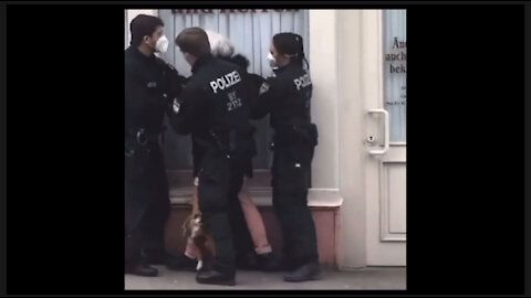 ドイツ：ワクチン接種証明書なしで犬を散歩していた容疑で逮捕された女性