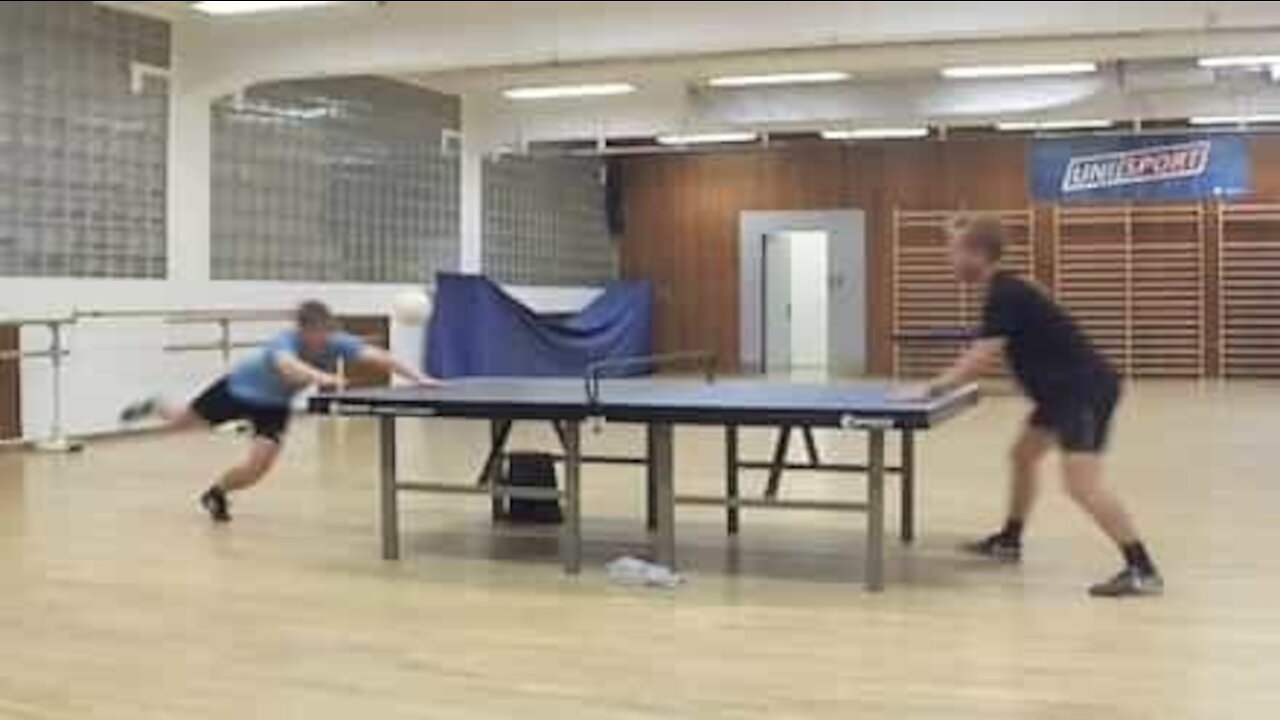 Lad os spille Headis, en sport der kombinerer fodbold og bordtennis